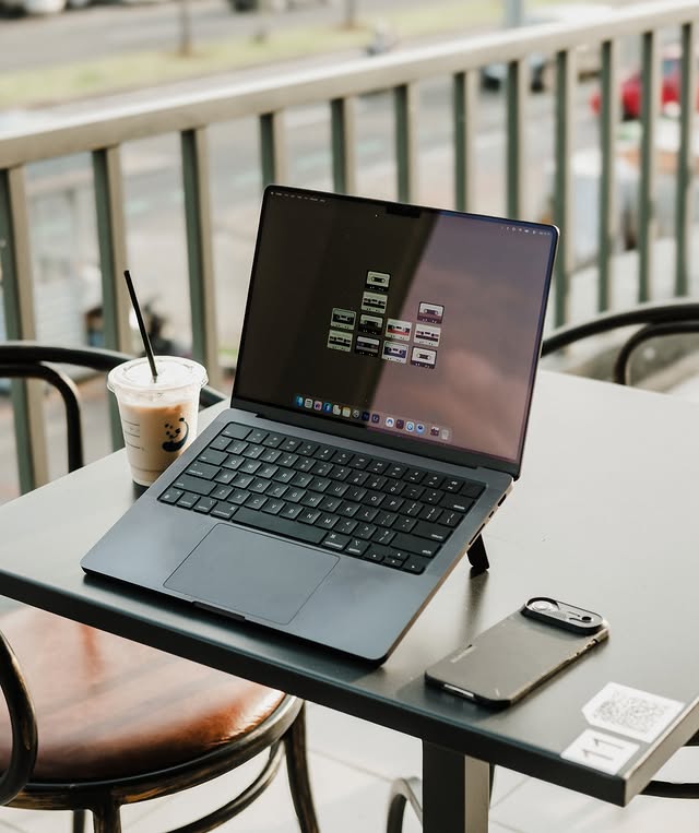 Instagram post by @edwinyg for AULUMU. Caption reads: [...] ✨ This is the G07 pop-up kickstand by....