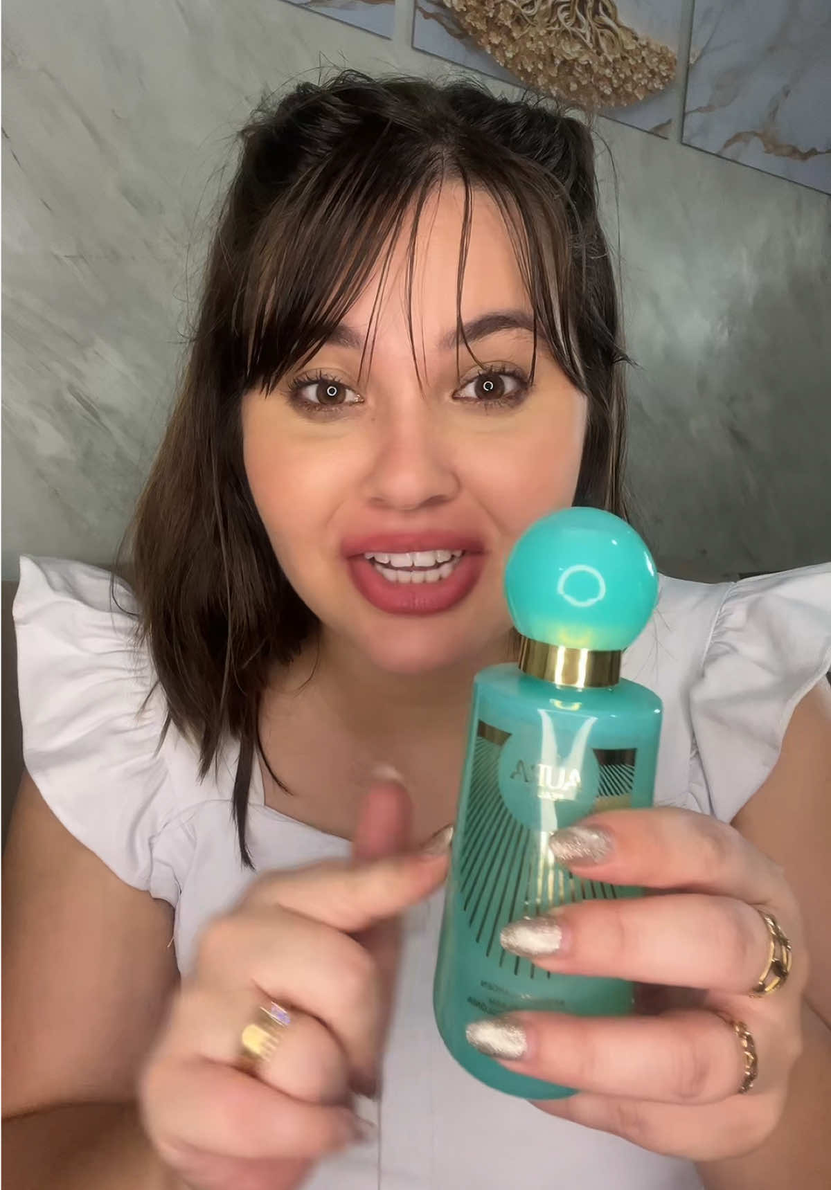 TikTok post by @vanessaoficialalmeida for Aura Beauty Club. Caption reads: Aproveita antes que acaba o estoque!!! #tiktokshop....