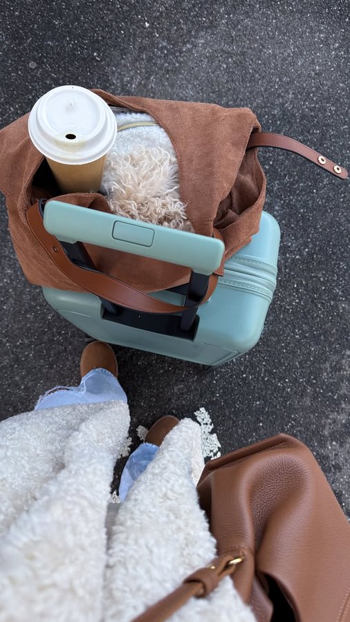 Instagram post by @sarahtey_ for American Tourister. Caption reads: 🌸🎧🧸❄️ ready pour la Laponie avec....