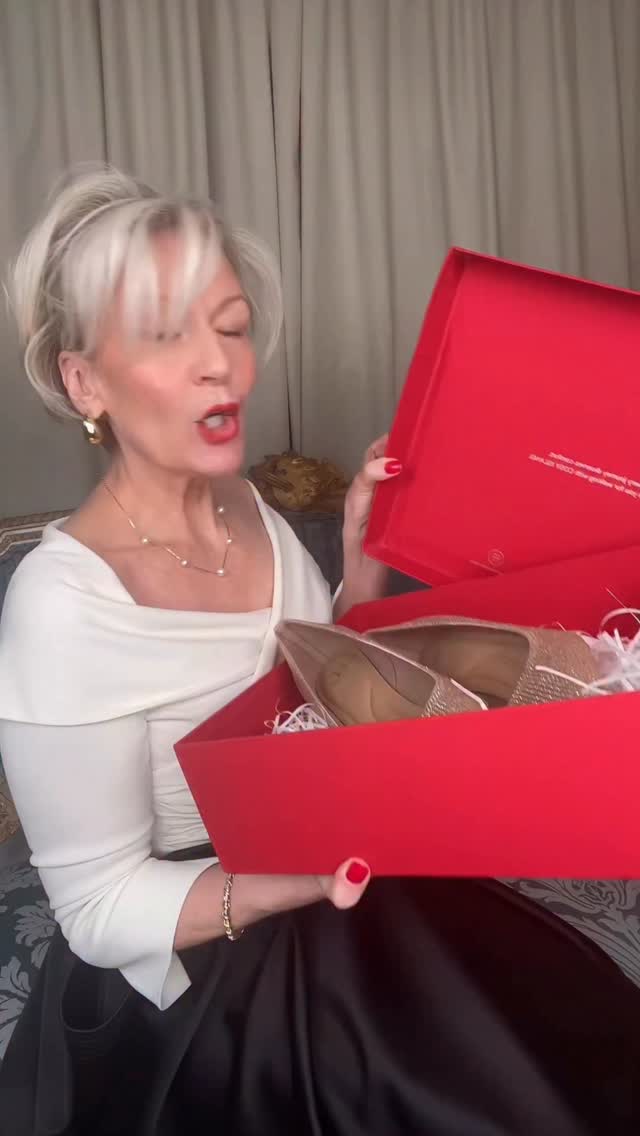 Instagram post by @sustainablefashionstyle for Cosyisland. Caption reads: 🎁🖤Gorgeous glamour with comfort in EternalPace....