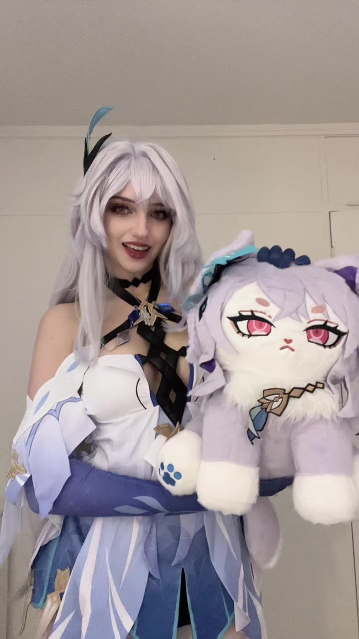 TikTok post by @hildalinoo for Plushshop. Caption reads: [...] for a discount yall 👅 thanks @PLUSHSHOP.COM....