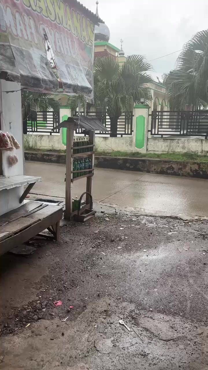 TikTok post by @syahlaa_ayu for MYIWE. Caption reads: [...] rambut yang hasil nya beneran nyata 🥰....