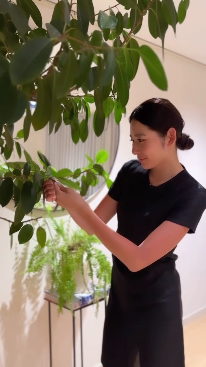 Instagram post by @moekofukuda for SHISEIDO. Caption reads: 私たち日本人は、古くなったものを「味わい」として受け入れる文化を持っています。
茶道具の「金継ぎ」や....