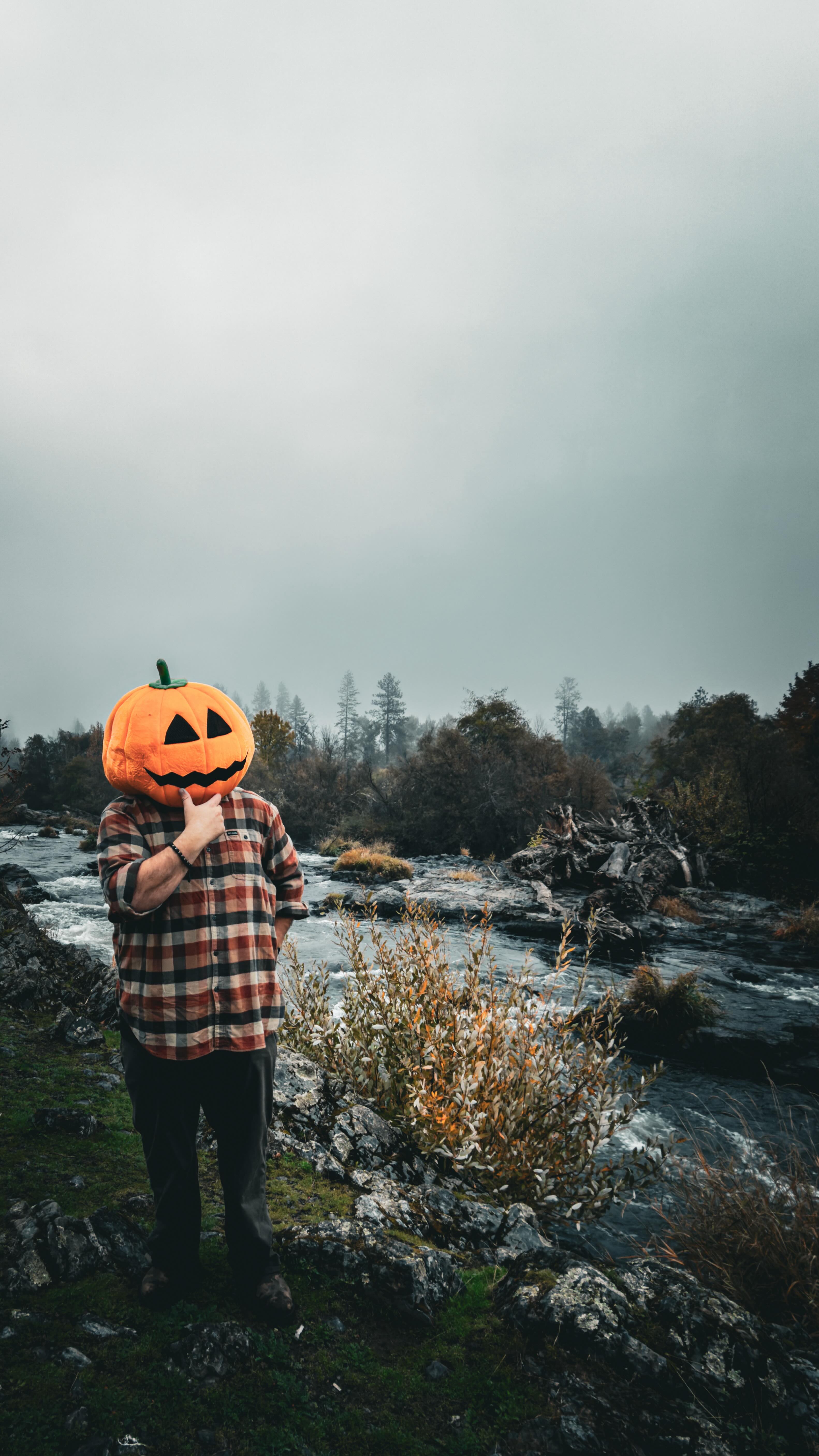 Instagram post by @andyfilmsandhikes for Blundstone. Caption reads: It’s that time of year again when the air turns....