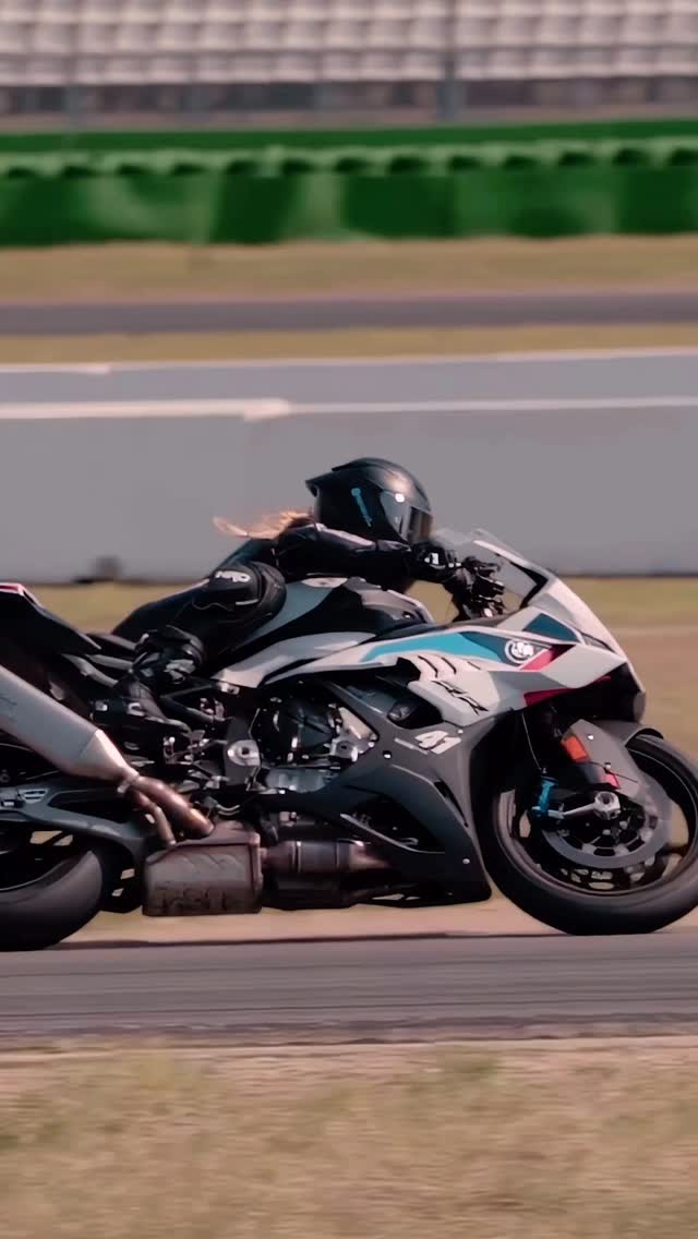 Instagram post by @nanaxyda for RAVEN Moto. Caption reads: [...] @bmwmotorrad / @bmwmotorradde 
🧤:....