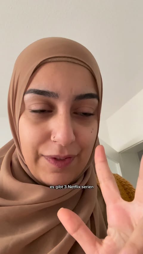 Instagram post by @maraamharaam for Bridgerton. Caption reads: [...] Lady Mary Hairy 👸💎👗@netflixde....