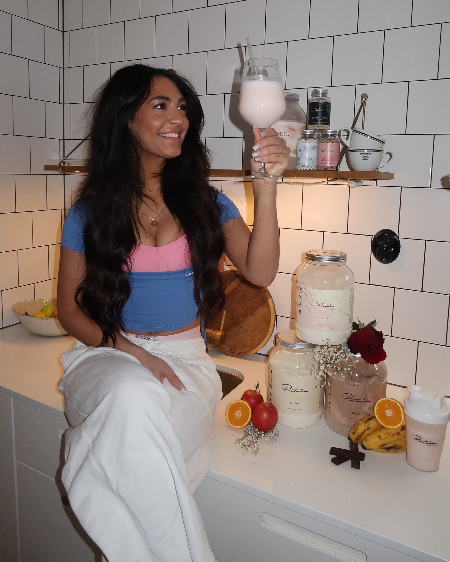 Instagram post by @sarahaaddad for Protein.com. Caption reads: LÄS: Tänk om det fanns ett pulver som verkligen....