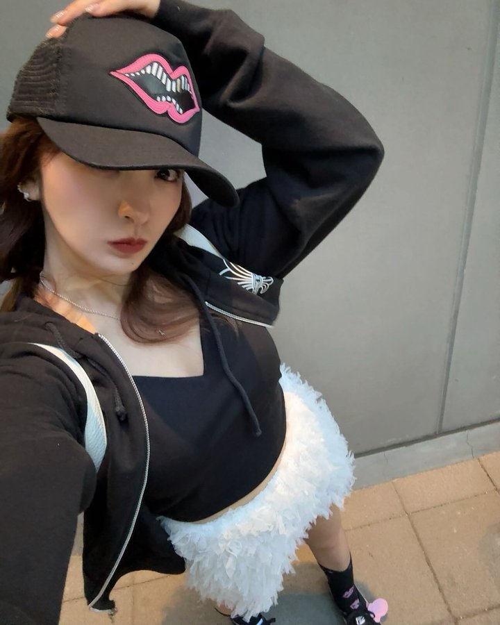 Instagram post by @tomo.i_0703 for Chrome Hearts. Caption reads: newキャップおかわ💖.