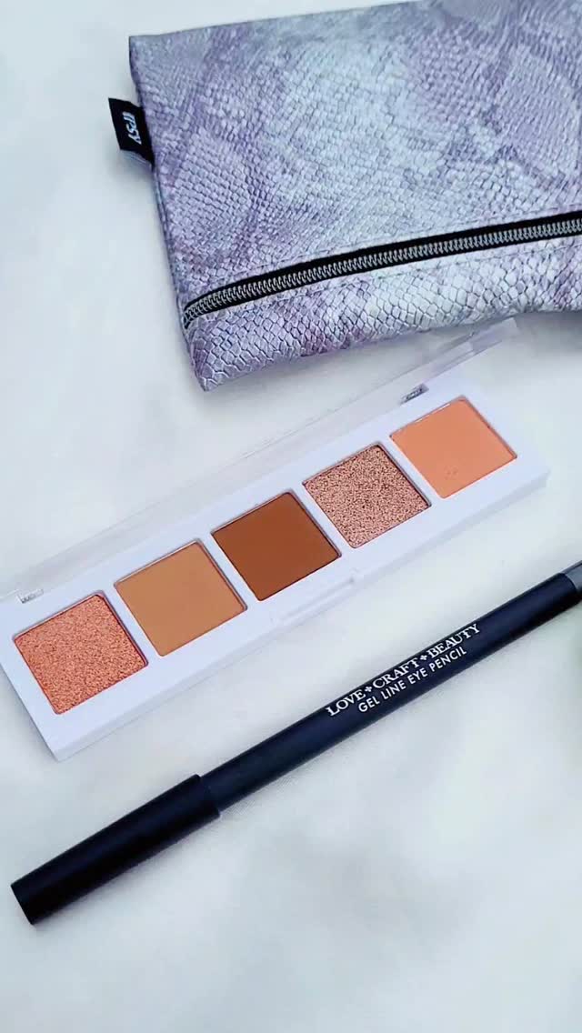 Instagram post by @monicaloza82 for Boxycharm. Caption reads: Mi Glam Bag de Noviembre ✨️🤩
Siempre me sorprende....