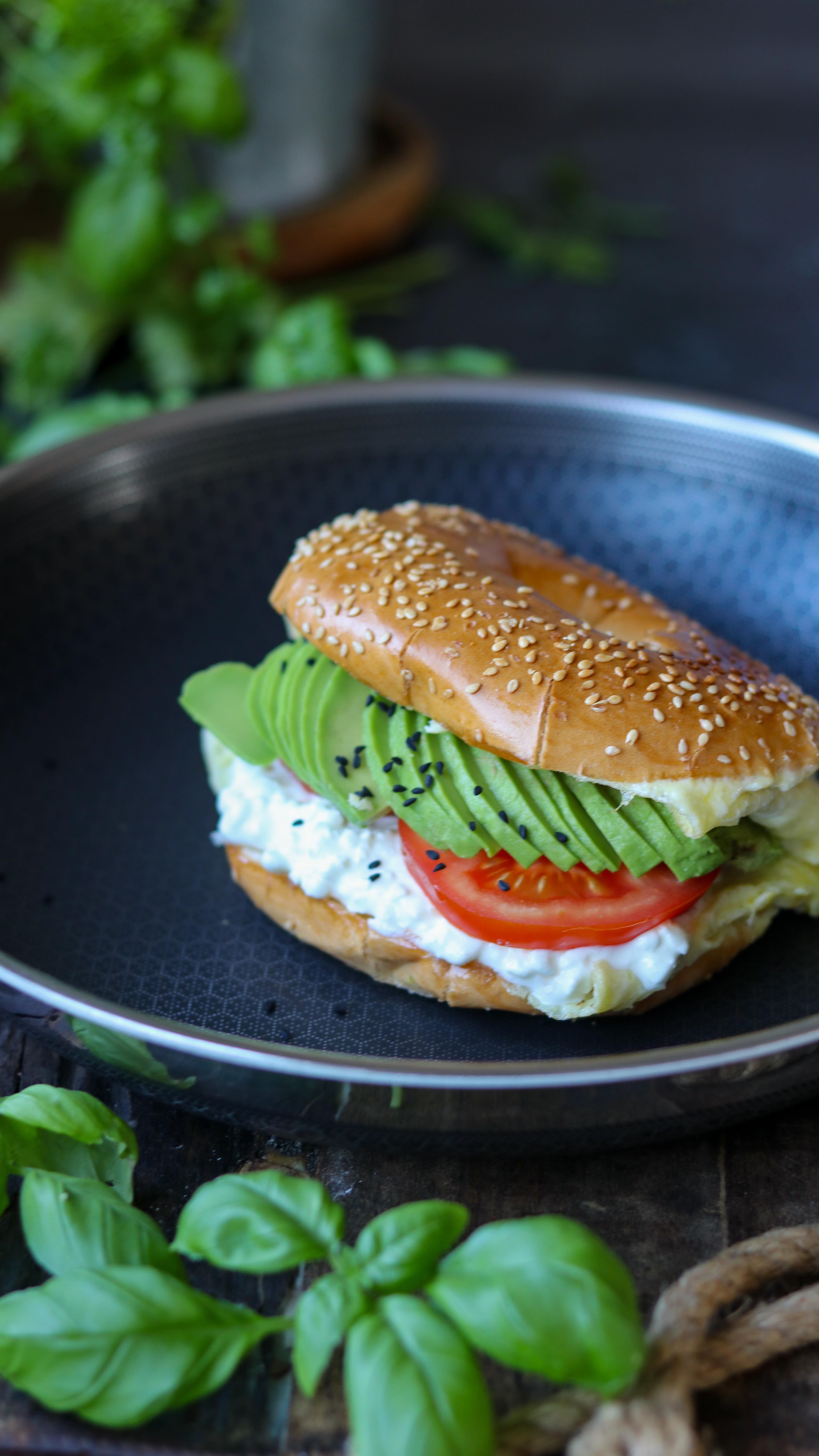 Instagram post by @15minutenrezepte for HexClad. Caption reads: Frühstücks Bagel mit Eiern
WERBUNG

Leckeres Ei,....