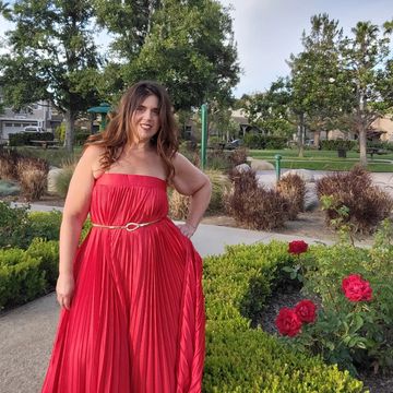 Instagram post by @curvygirlbeth for Fashion to Figure. Caption reads: [...] all the right curves.❤️ Dress....
