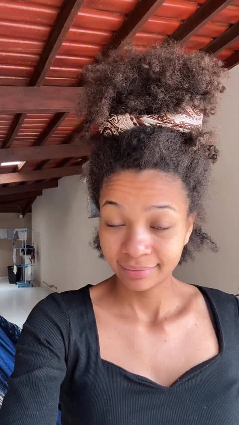 Instagram post by @keisampaio for Salon Line. Caption reads: Penteado aprovado? 😍💖

#cabelocrespo #onesl....