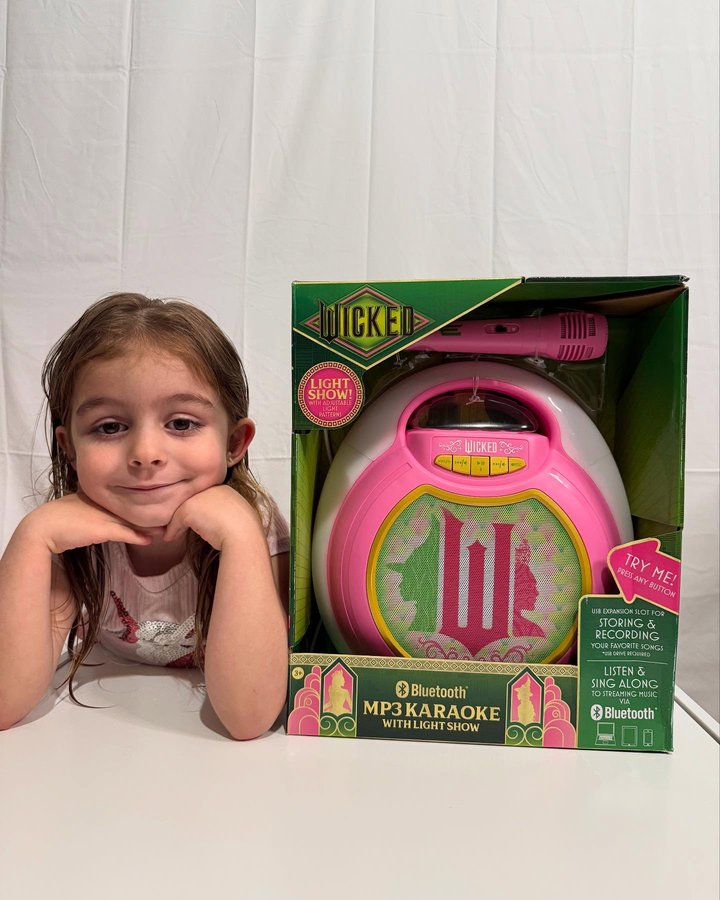 Instagram post by @stellaberberi20 for eKids. Caption reads: I love my new Wicked karaoke mp3 😍
It lights up,....