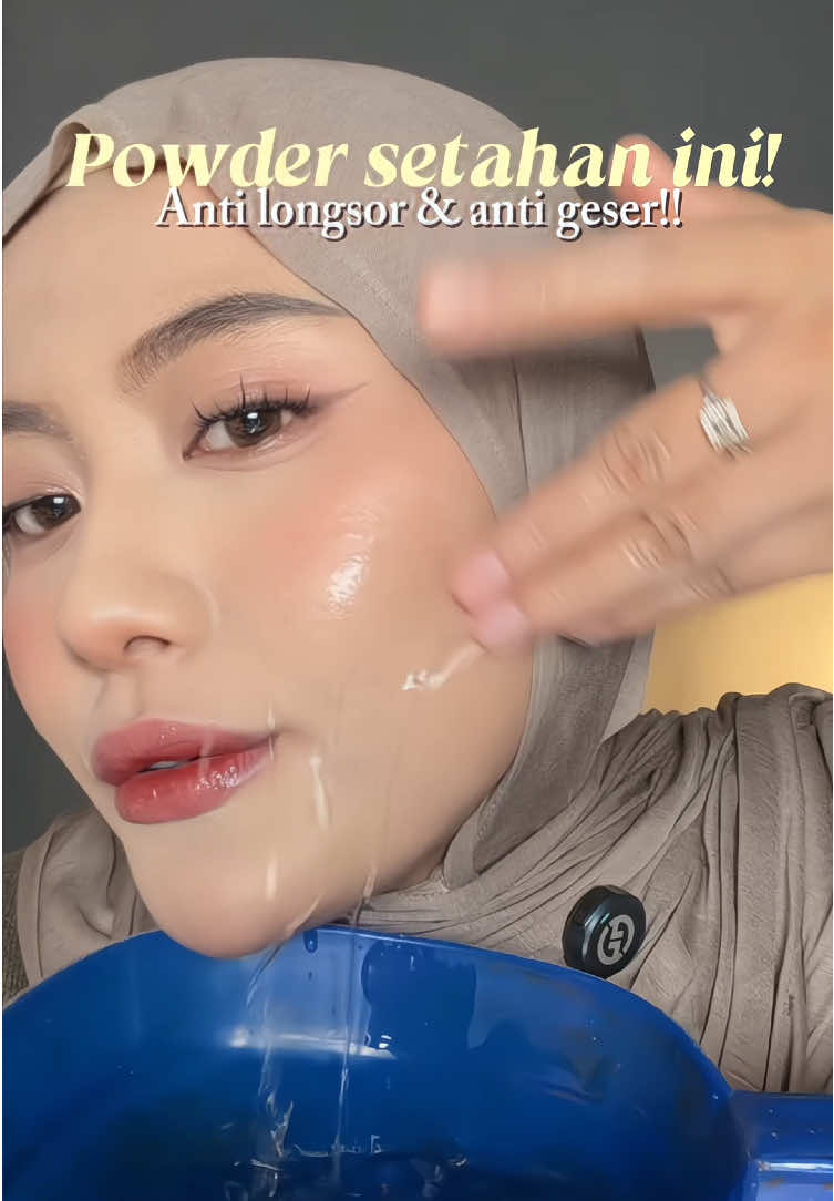 TikTok post by @eliakth for OTWOO Indonesia. Caption reads: Powder terbagus sih inii beneran setahan itu 🥹💗....