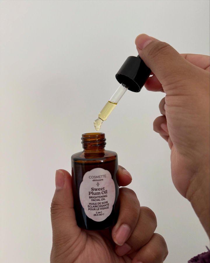 Instagram post by @reviews_by_rubaska for Cosmette Skincare. Caption reads: [...] with this glow! ✨ Just added the....