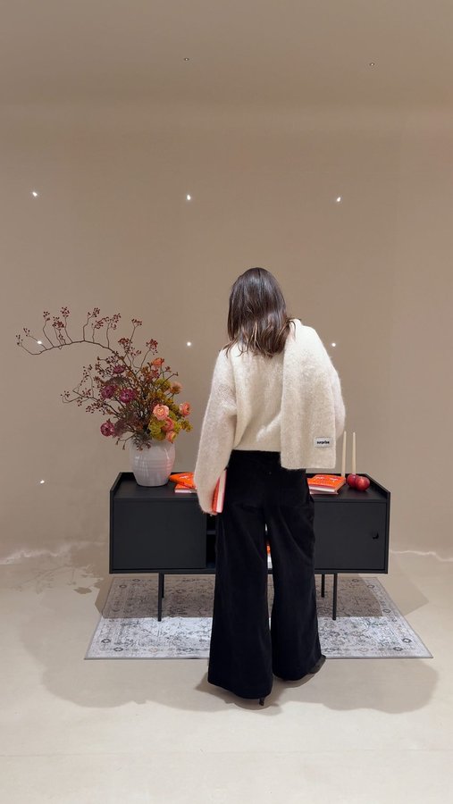 Instagram post by @cassiabaert for Cozey. Caption reads: Let’s curl up with a book courtesy of @cozey and....