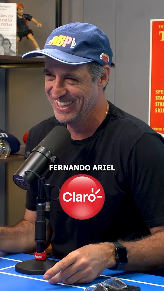 Instagram post by @newballsplease for Claro Perú. Caption reads: O FINO TOMOU UMA RAQUETADA NO MEIO DO....