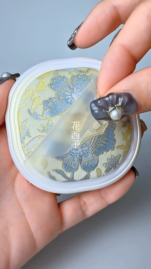 Instagram post by @ohana_beau_ for Florasis. Caption reads: [...] ⁡ 花西子のうっとりする新作パウダー @florasis.jp ⁡....