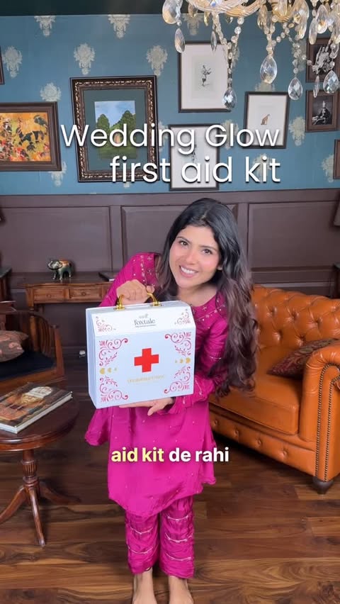 Instagram post by @_niharikajain for Foxtale. Caption reads: GIVEAWAY ALERT 🚨✨

Meri bestfriend ne mujhe....