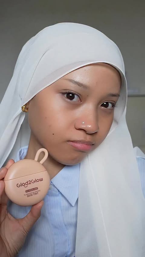 Instagram post by @syamimifzain for Glad2Glow Malaysia. Caption reads: clean girl skin in 10 sec with @glad2glow.my....