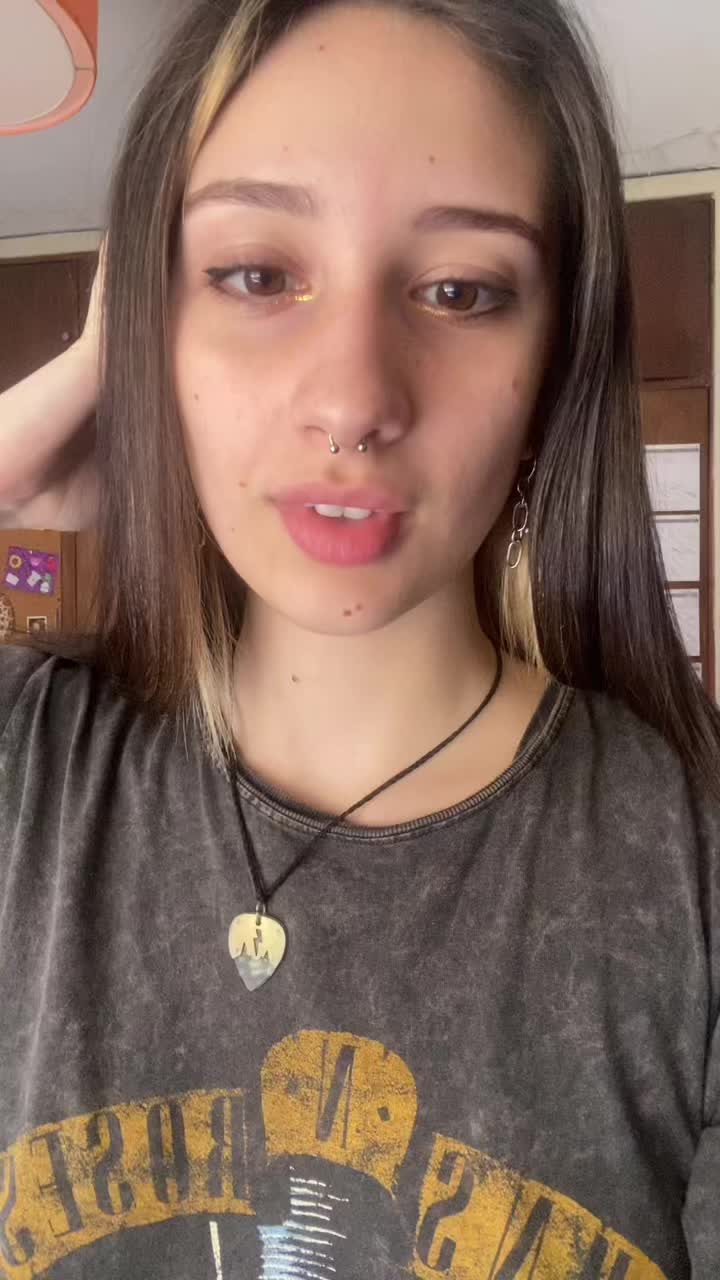 TikTok post by @lilu.__.lilu for ForMe Tips. Caption reads: Deja él pelo re sedoso  #OleoNutritivoPantene....