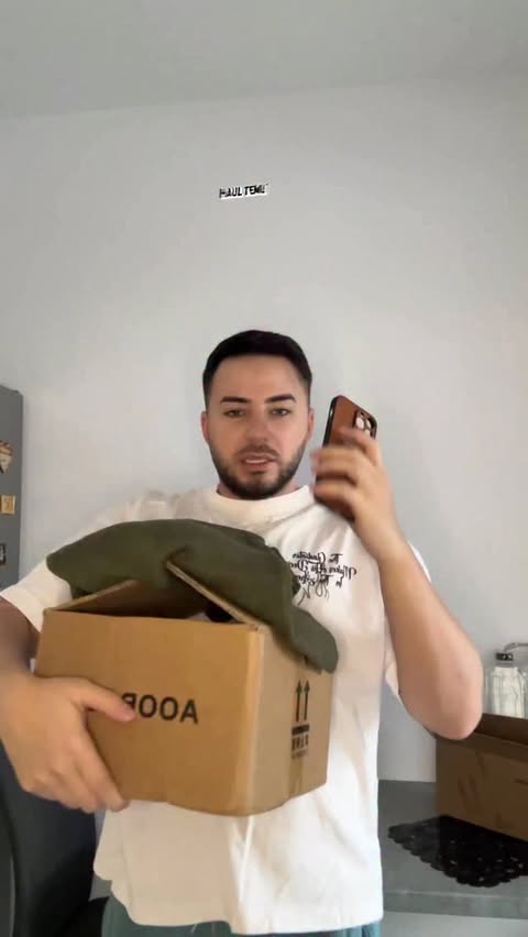 Instagram post by @radunittu for Temu Romania. Caption reads: Descarcă aplicația TEMU și folosește în bara de....