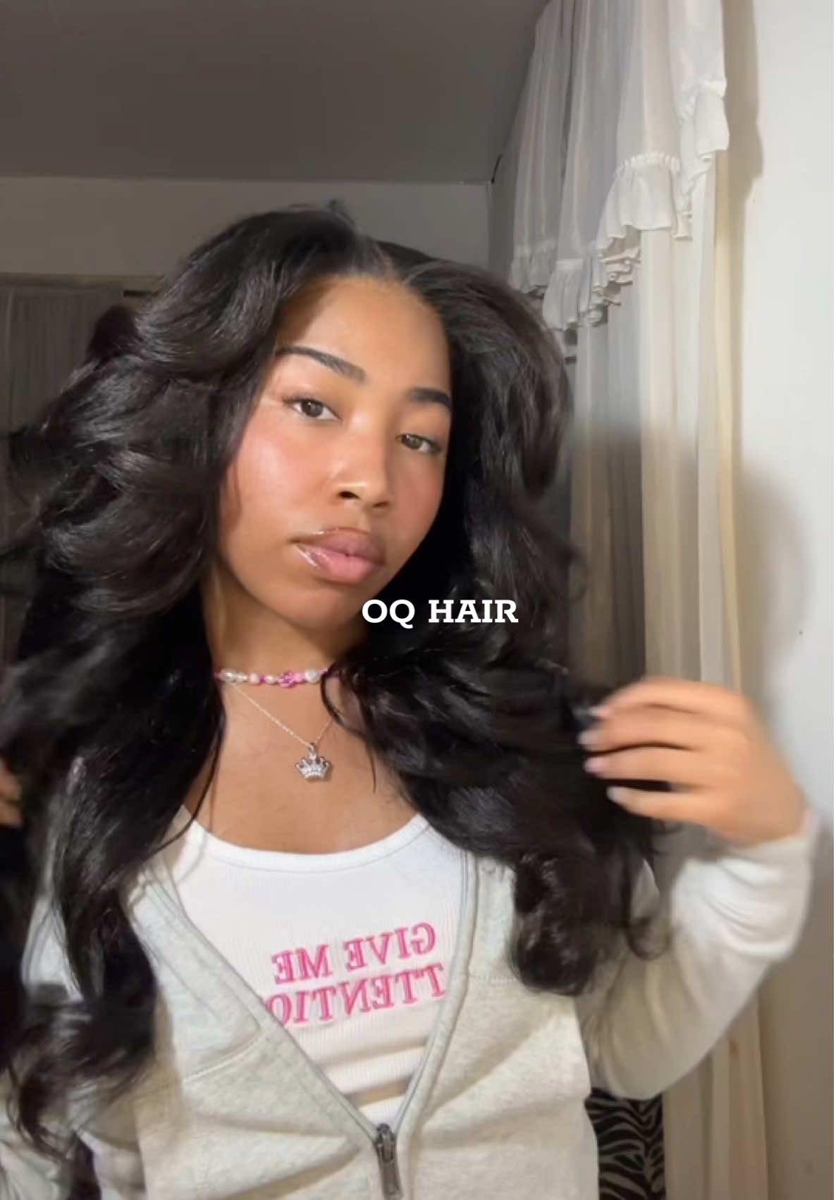 TikTok post by @dd.mona for OQHAIR. Caption reads: 90’s blowout tutorial 🩷 @OQHAIR @oqhairshop #fyp....