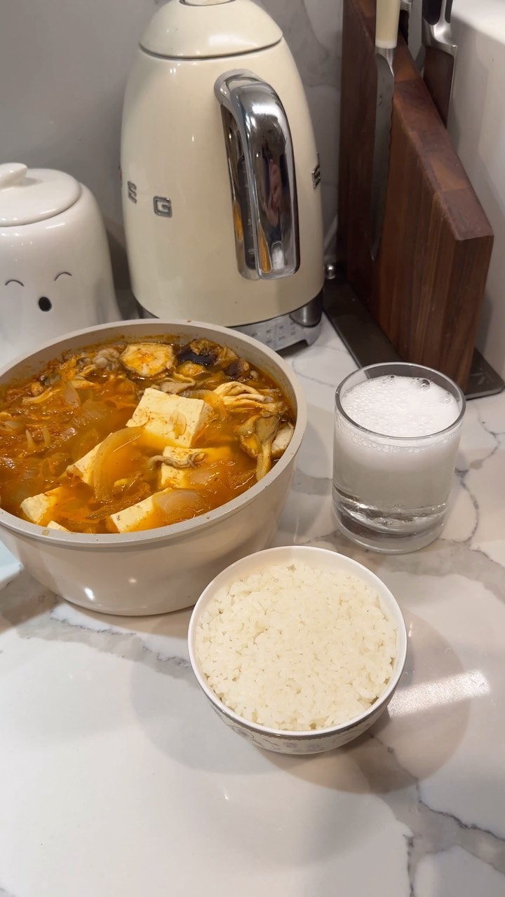 Instagram post by @idahuang_ for Nasoya. Caption reads: let’s make a cozy dinner at home 🍲

kimchi....