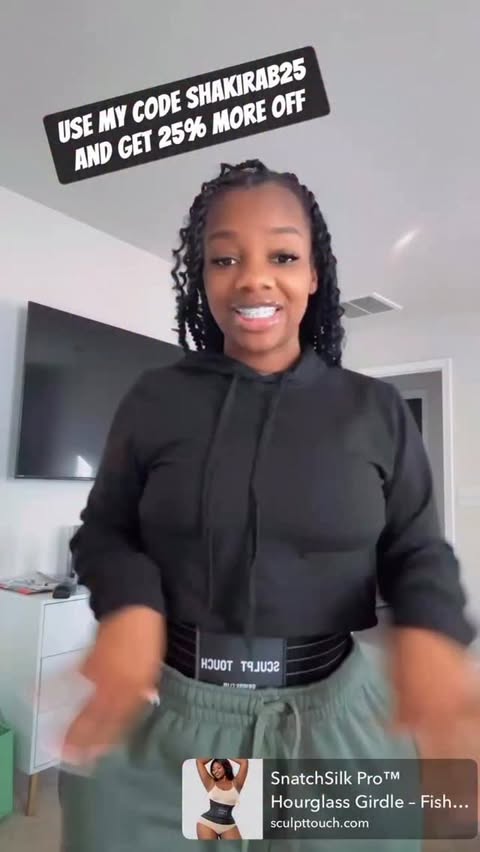 Instagram post by @kiraboosings for Sculpt Touch. Caption reads: Happy Thanksgiving, babies 💋
It’s me making this....