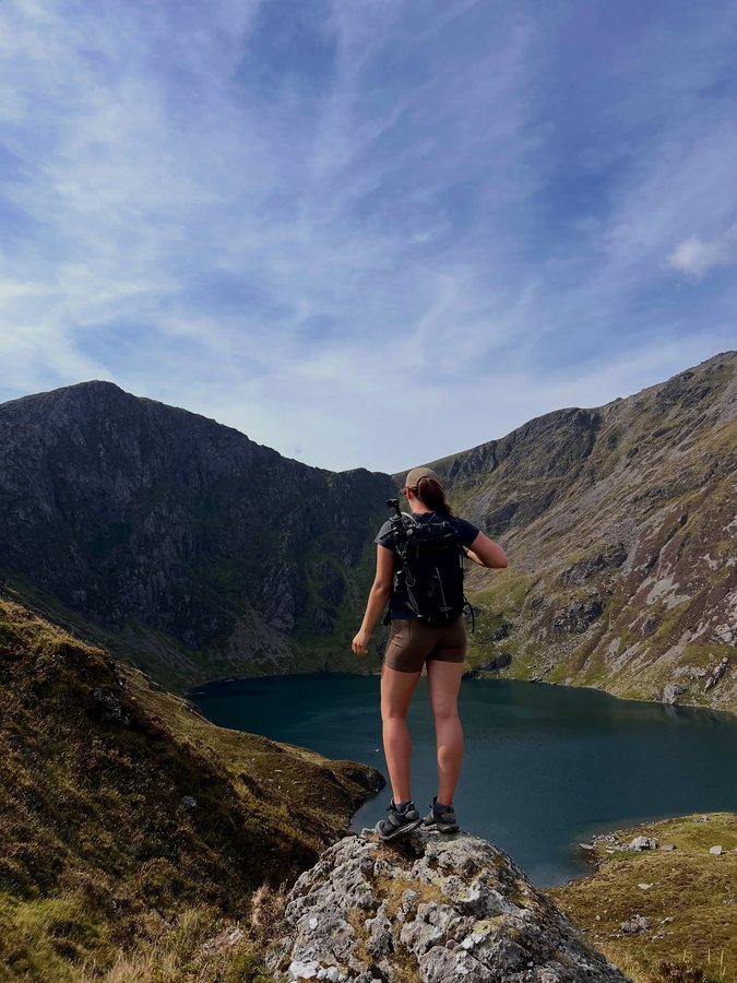 Instagram post by @issy.outside for komoot. Caption reads: After many years of wanting to summit…Cadair Idris....