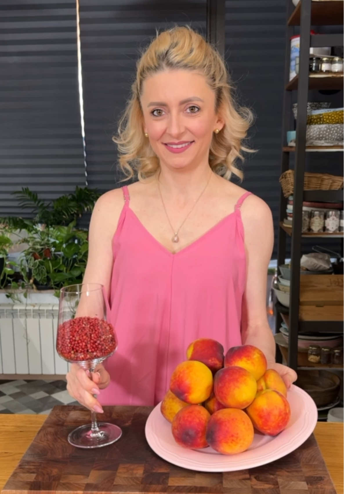 TikTok post by @misswellington1 for Avon. Caption reads: Am așezat într-o tavă de tartă aluat fraged cu unt....
