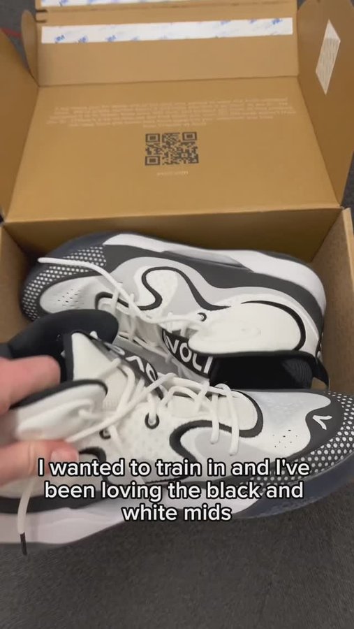 Instagram post by @delayniemaple for Avoli. Caption reads: Wearing my favorite @teamavoli shoes for some....