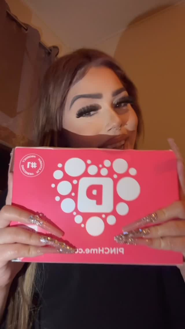 Instagram post by @itsalee.pretty for PINCHme. Caption reads: 💗 Try trending full-size and sample products 100%....