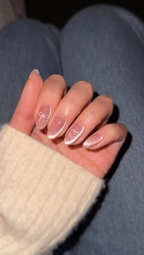 Instagram post by @heluviee for Apres Nail. Caption reads: [...] 

using the shade ‘the empress’ from....