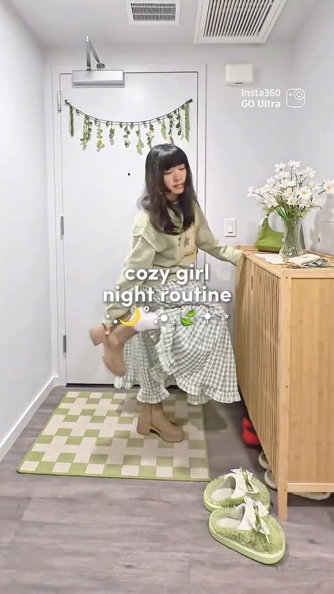 Instagram post by @cozy.tealeaf for Insta360. Caption reads: my cozy weekend evening routine ft. @insta360 go....