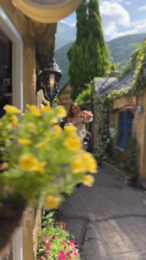 Instagram post by @liv_jade_xo for SafetyWing. Caption reads: [...] long-term. That’s why I use @safetywing....