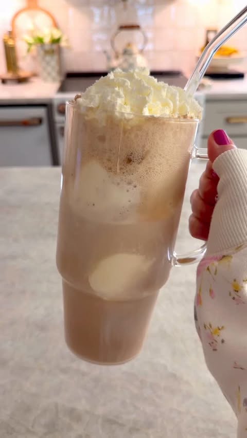 Instagram post by an influencer for Bloom Nutrition. Caption reads: My lighter version root beer float 🥤🤎....