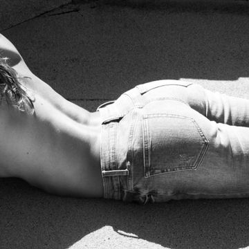 Instagram post by @leilarader for Oliver Logan. Caption reads: A pair of jeans so comfy you wanna slip ‘em on for....