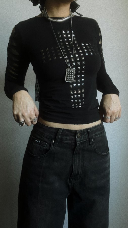 Instagram post by @avelheart for Minga London. Caption reads: Ootd @mingalondon 🫴🏼🖤
*gifted* #mingalondon.