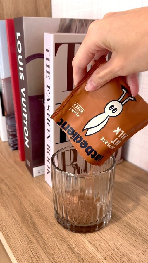 Instagram post by @nudeephanwadee for Oatbedient. Caption reads: Delicious&nutritious oat milk @oatbedient.th easy....