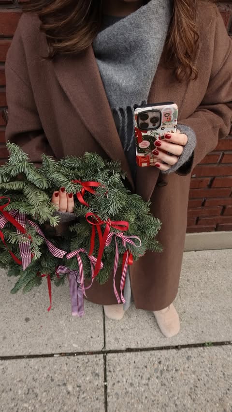 Instagram post by @elisurp for KaseMe. Caption reads: [...] matches your christmas aesthetic ❤️....