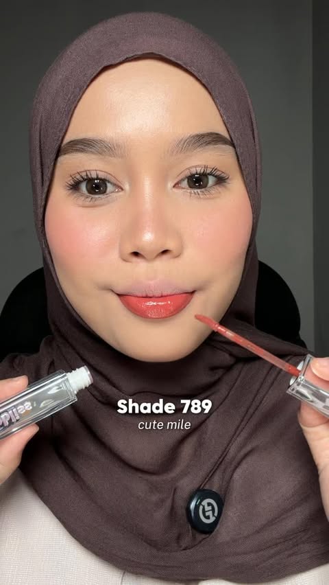 Instagram post by @m.meyessss for Barenbliss. Caption reads: lippies buat bibir gelap/two toned lips🤩💗.