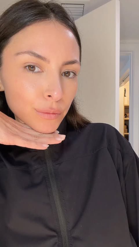 Instagram post by @giselle.orentas for Tower 28 Beauty. Caption reads: [...] do fillers when I can do this?....