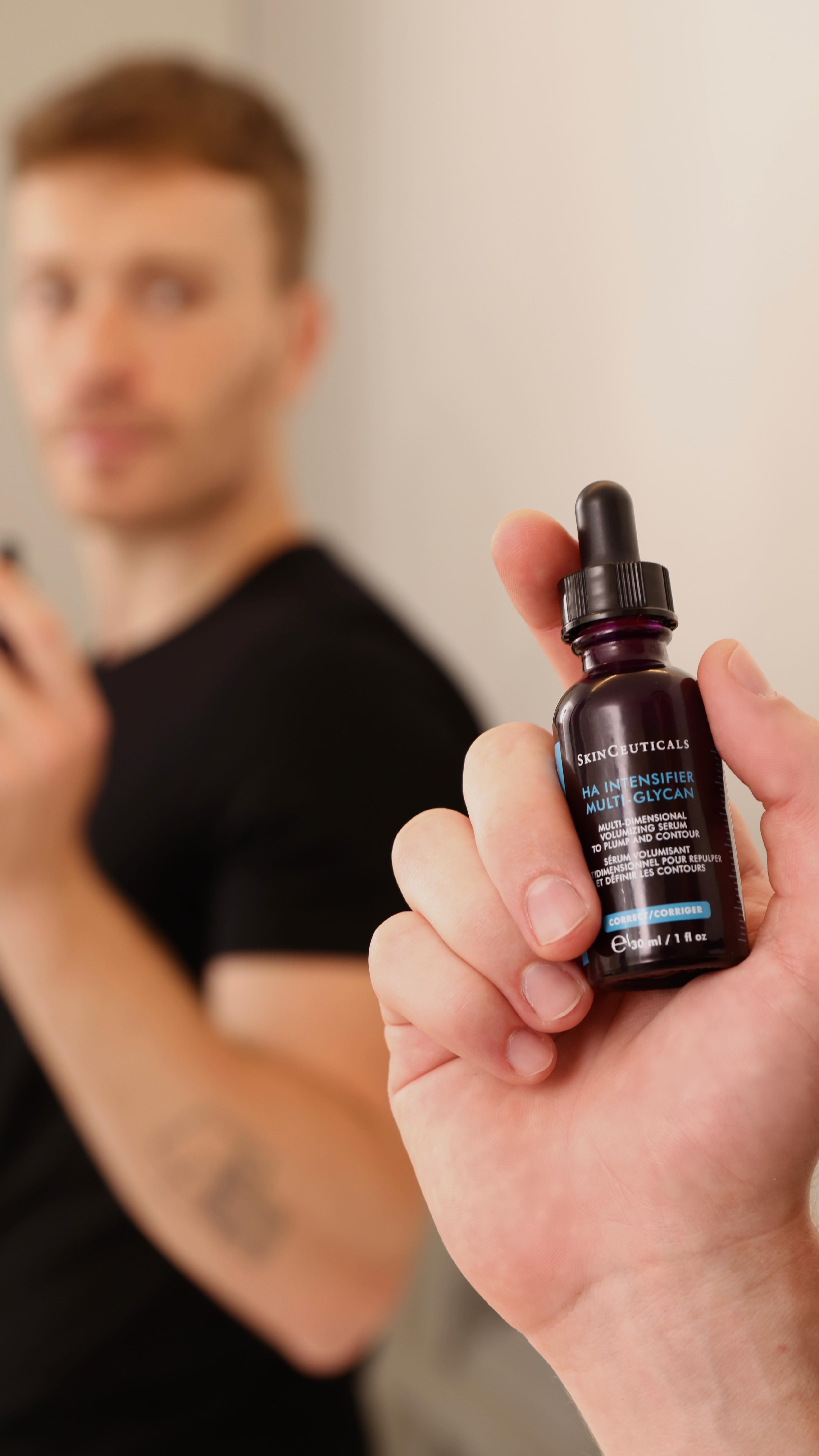 Instagram post by @vinilu_ for SkinCeuticals. Caption reads: O HA Intensifier Multi-Glycan é um aliado diário,....