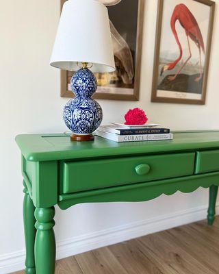 Instagram post by @salvagedbykscott for Fusion Mineral Paint. Caption reads: [...] colour 💚 

It’s PARK BENCH by....