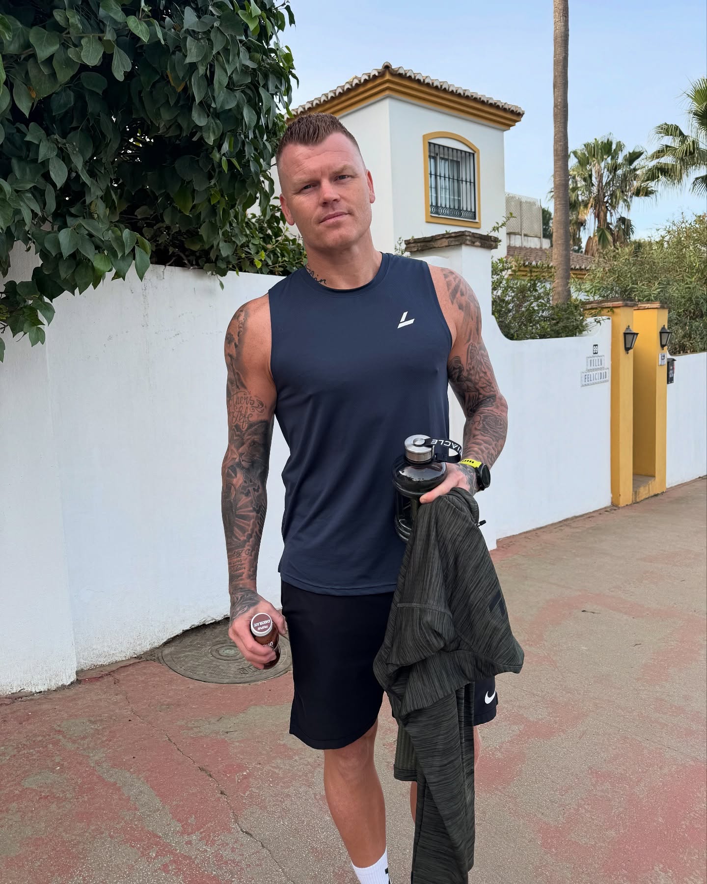 Instagram post by @jariiseofficial for tights.no. Caption reads: ⚠️ Transfer update: John Arne Riise har signert ny....