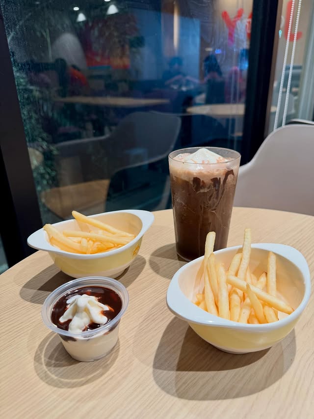 Instagram post by @paulavidalocaa for Jollibee. Caption reads: Anytime cravings = @jollibee Fries Snack Combos....
