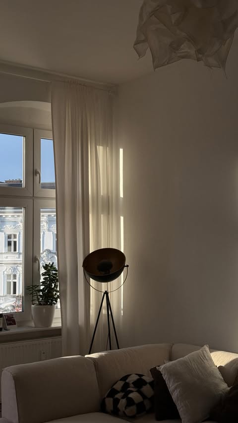 Instagram post by @rvben.noel for Moxy Hotels. Caption reads: [...] Heute geschlossen. 🧊
Danke @moxyhotels....