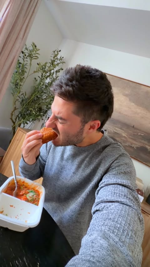 Instagram post by @chasebandolik for CookUnity. Caption reads: [...] eating A LOT 😂 Fueling the miles with....