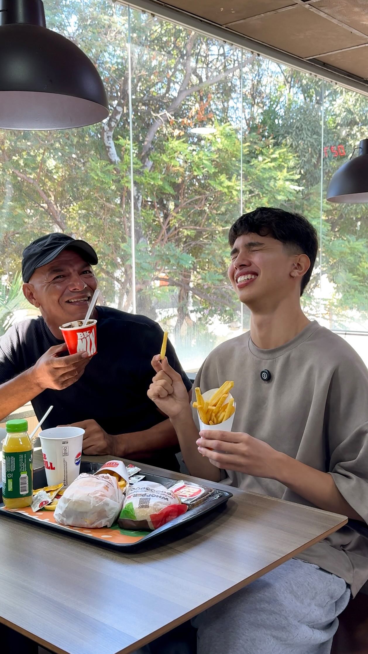 Instagram post by @lucasviaana for BURGER KING. Caption reads: Meu pai é muito mão de vaca… ainda bem que com as....